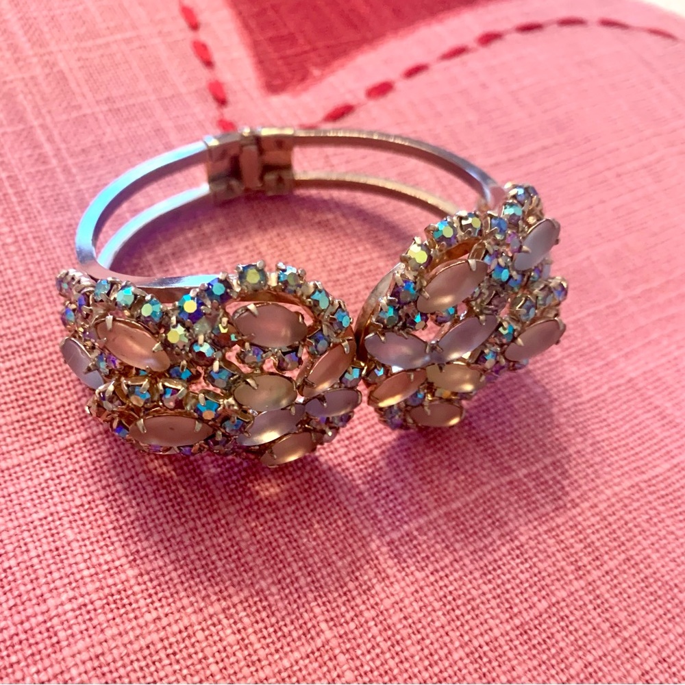 Pretty 80’s/90’s bracelet.